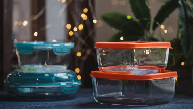ilustrasi tupperware tutup