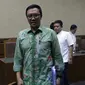 Menpora Imam Nahrawi (depan) bersama Eko Triyanta saat jeda sidang lanjutan suap dana hibah untuk KONI dengan terdakwa Deputi IV Bidang Peningkatan Prestasi Kemenpora, Mulyana, Adhi Purnomo dan Eko Triyanta di Pengadilan Tipikor, Jakarta, Kamis (4/7/2019). (Liputan6.com/Helmi Fithriansyah)