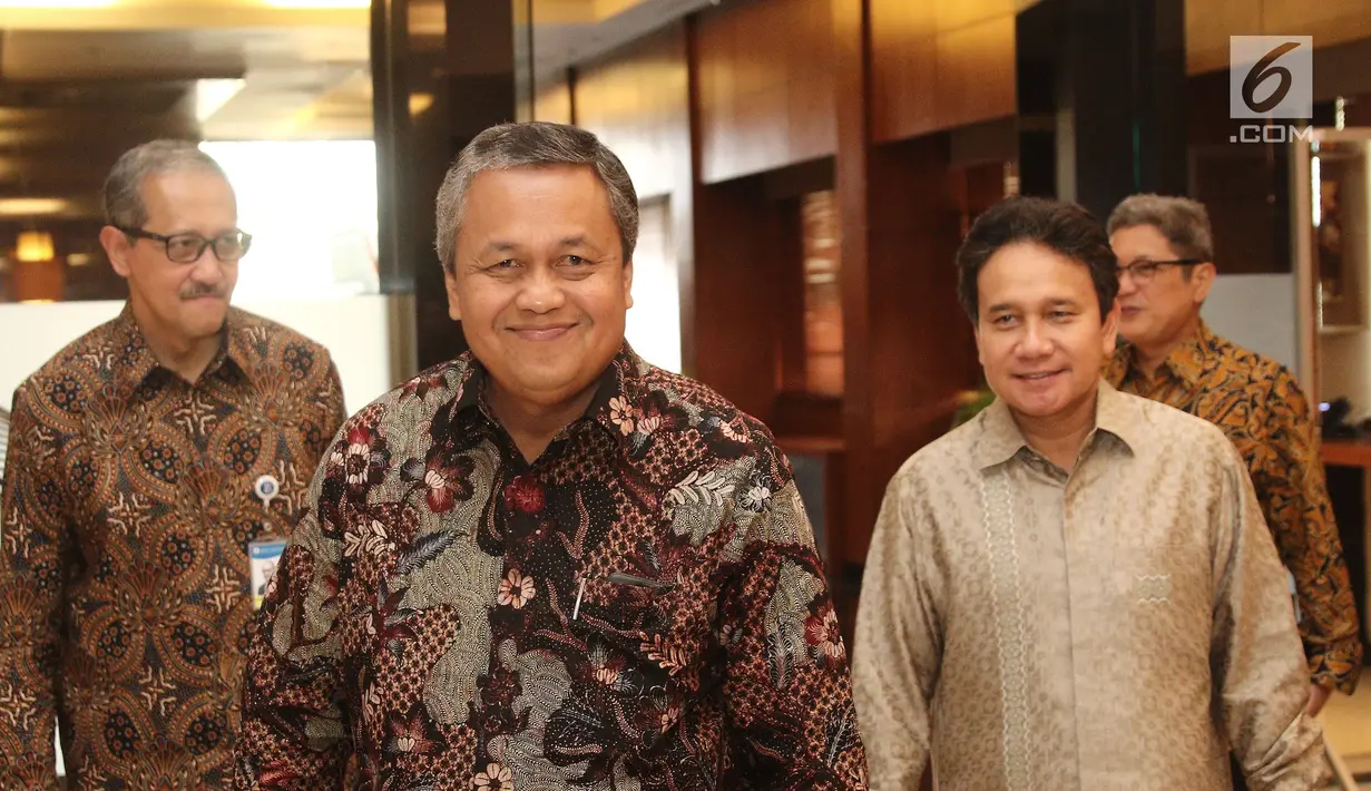 Gubernur Bank Indonesia (BI), Perry Warjiyo jelang jumpa pers di Gedung BI, Jakarta, Jumat (29/06). Rapat Dewan Gubernur BI, memutuskan menaikkan suku bunga acuan sebesar 50 basis poin menjadi 5,25%. (Liputan6.com/Herman Zakharia)