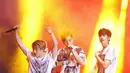 Boyband asal Korea Selatan, iKON menghibur penonton pada festival musik GUDFEST 2019 hari pertama di Helipad Parking Ground, Senayan, Sabtu (2/11/2019). Kehadiran iKON dalam GUDFEST merupakan yang pertama setelah Hanbin atau B.I memutuskan hengkang. (Fimela.com/Bambang E. Ros)