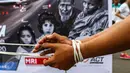 Demonstran dengan tangan diikat melakukan aksi keprihatinan saat CFD di Bundaran HI, Jakarta (14/08). (Liputan6.com/Fery Pradolo).