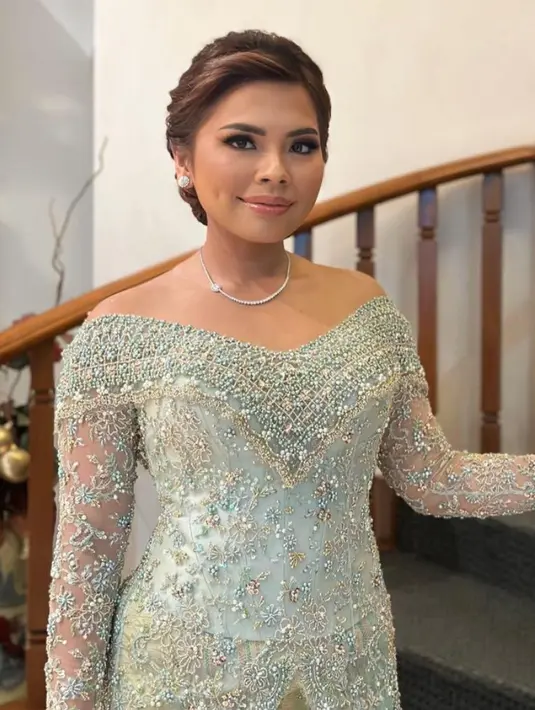 Felicia mengaplikasikan makeup natural dengan lipstik nude. Ia pun mengenakan kalung dan anting-anting silver. [@myrnamyura]