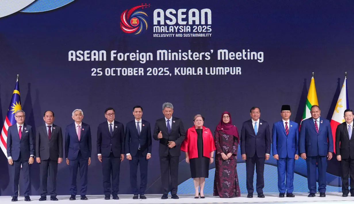 Menteri Luar Negeri Indonesia, Sugiono (ketiga kanan) berfoto bersama dengan para menteri luar negeri dari negara-negara di kawasan ASEAN dan Sekretaris Jenderal ASEAN Kao Kim Hourn (kanan) saat pertemuan di Kuala Lumpur Convention Centre, Malaysia, Sabtu 25 Oktober 2025. (AP Photo/Rafiq Maqbool)