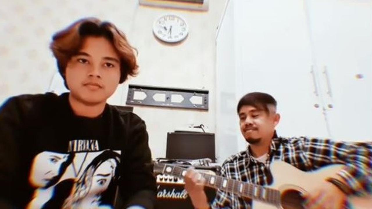 Jarang Terekspos, Ini 6 Potret Axel Anak Moldy Radja yang Jadi Penyanyi