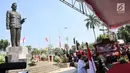 Ketum PDIP Megawati Soekarnoputri mengibarkan bendera Merah Putih saat acara peresmian Patung Proklamator RI Soekarno "Putra Sang Fajar" di Kota Blitar, Selasa (6/6). Patung itu dibuat oleh seniman asal Yogya sejak 2015 lalu. (Liputan6.com/Johan Tallo)