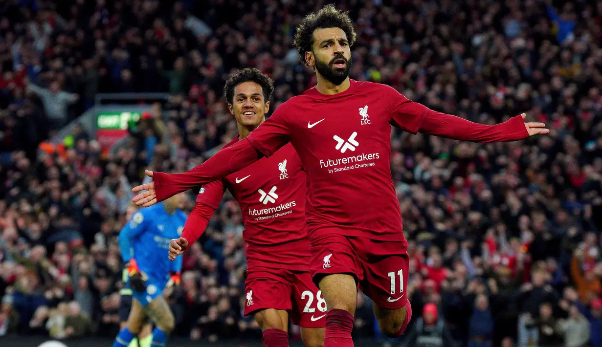 Pemain Liverpool, Mohamed Salah merayakan gol pembuka timnya selama pertandingan sepak bola Liga Premier Inggris antara Liverpool dan Manchester City di Stadion Anfield, Liverpool, Minggu (16/10/2022). Gol tunggal Mohamed Salah sudah cukup memberikan kemenangan 1-0 bagi The Reds. (Peter Byrne/PA via AP)