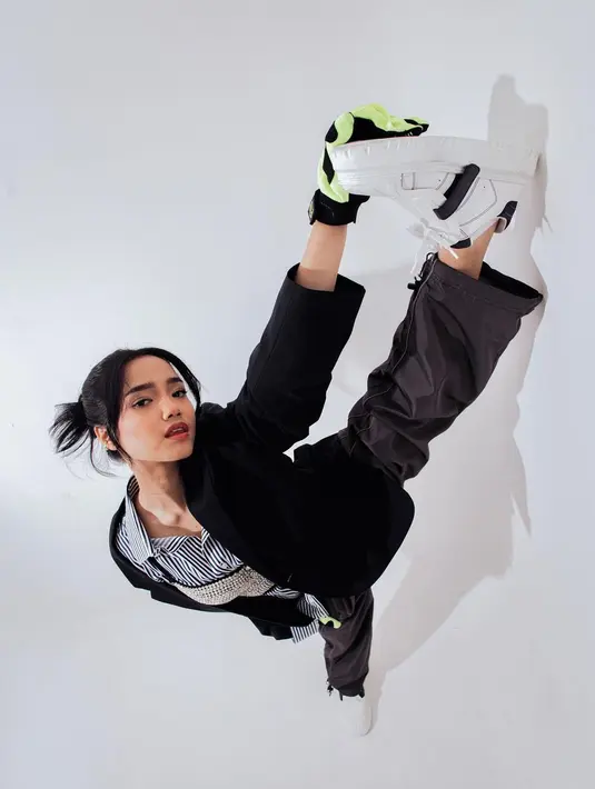 Fuji tampak luwes beraksi di depan kamera. Berbagai pose menarik ia tunjukkan tanpa terlihat canggung. (Instagram @fuji_an)