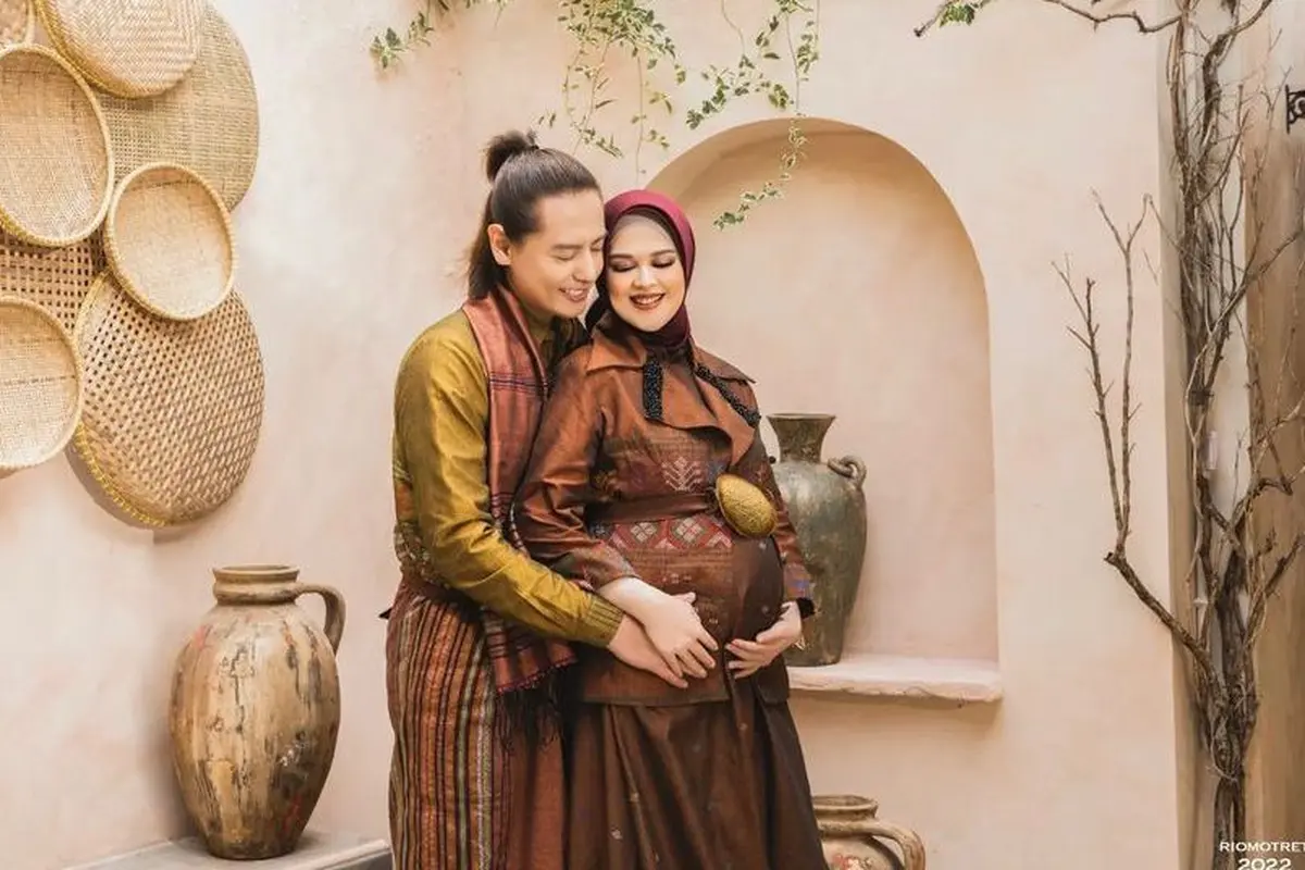 7 Gaya Maternity Shoot Cut Meyriska dan Roger Danuarta, Memukau dengan Busana Etnik