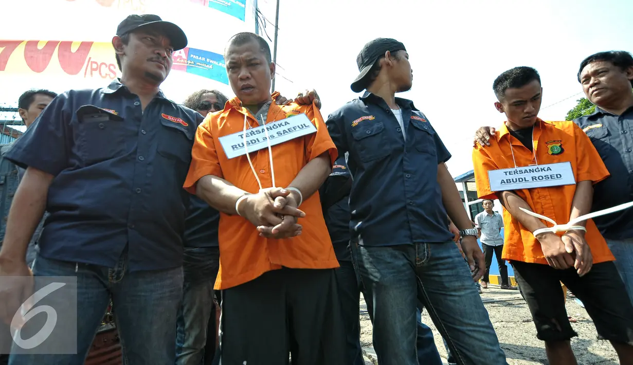 Tersangka menjalani rekontruksi kejadian pembunuhan dan pencurian juragan beras Mamat Syurohmat yang terjadi pada 21 Maret lalu di Ciracas, Jakarta, Kamis (17/6/2015). Tujuh orang pelaku memperagakan 20 adegan rekonstruksi. (Liputan6.com/Yoppy Renato)