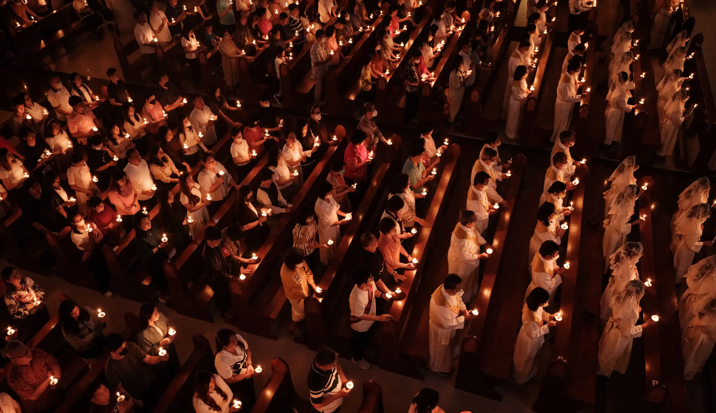 Khusyuk dan Khidmat, Misa Malam Paskah di Gereja Santo Kristoforus ...