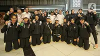 Wakil Ketua Umum Pengurus Pusat Persatuan Bola Voli Seluruh Indonesia (PP PBVSI), Irjen Pol (purn) Drs. Djoko Sardono (tengah) bersama Wakil Sekretaris Jenderal PBVSI, Gilang Iskandar serta pengurus PBVSI lainnya berfoto bersama saat menyambut kedatangan tim Voli Putri Indonesia U-18 di Bandara Soekarno Hatta, Tangerang, Banten, Jumat (14/6/2024). (Liputan6.com/Angga Yuniar)