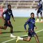 Pemain Lyon Moussa Dembele (kiri) dan Karl Toko Ekambi berlari saat sesi latihan di Stadion Restelo, Lisbon, Portugal, Selasa (18/8/2020). Lyon akan menghadapi Bayern Munchen pada pertandingan semifinal Liga Champions. (Franck Fife/Pool via AP)