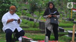 Warga berdoa saat berziarah ke makam TPU Malaka di Jakarta Timur, Sabtu (11/2023). Untuk menghindari kepadatan saat berziarah ke makam keluarga, warga memilih untuk lebih awal guna menghindari kepadatan ziarah kubur jelang bulan suci Ramadhan 1444 Hijriah. (merdeka.com/Imam Buhori)
