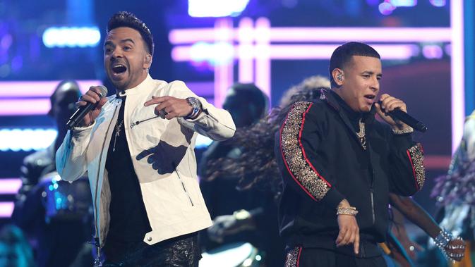 Penampilan Luis Fonsi dan Daddy Yankee membawakan Despacito di panggung ajang Grammy Awards 2018 di New York, Minggu (28/1). Intro lagu tersebut yang begitu ikonik langsung membuat tamu undangan dan penonton acara bergoyang. (Matt Sayles/Invision/AP)