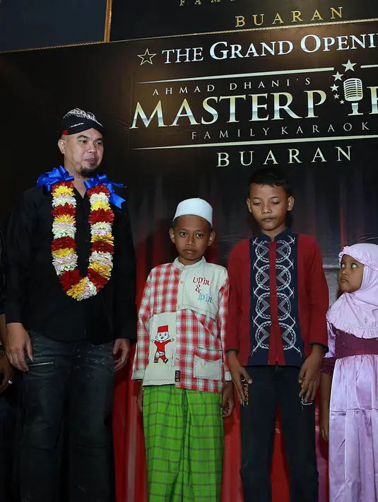  "Alhamdulillah kita bukannya minta. Kita karaoke yang enggak pernah dituntut sama musisi-musisi. Karaoke ini memang agak beda. Kita satu-satunya karaoke yang selalu ada gambar Bung Karno di setiap ruangnya," jelas Dhani. (Deki Prayoga/Bintang.com)