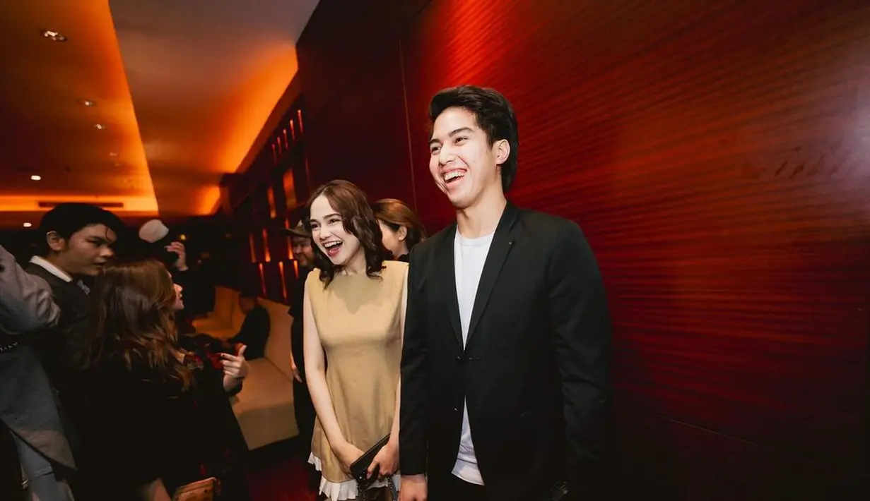 Pasangan yang tengah dimabuk asmara, El Rumi dan Syifa Hadju memilih salah satu item busana dengan palet warna yang sama sebagai busana couple mereka. El dengan setelan jas dan kaus putih, sedangkan Syifa dengan blus dan mini skirt putih. [@elrumi].