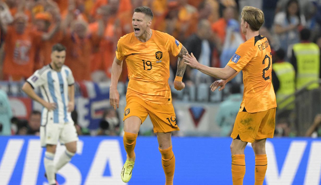 Sepuluh menit berselang Belanda berhasil memperkecil ketertinggalan menjadi 1-2 lewat gol Wout Weghorst melalui sundulan kepala usai memanfaatkan umpan silang Steven Berghuis. (AFP/Juan Mabromata)