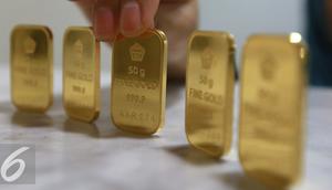 Harga emas PT Aneka Tambang Tbk (Antam) turun Rp 2.000 menjadi Rp 593 ribu per gram pada perdagangan hari ini, Jakarta, Selasa (15/11). Di awal pekan harga emas Antam ada di angka Rp 595 ribu per gram. (Liputan6.com/Angga Yuniar)