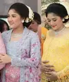 Lihat di sini beberapa potret dari dua kebaya pilihan Erina Gudono di upacara Tasyakuran dan Tingkeban.