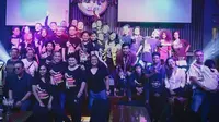 Komunitas penggemar Queen Indonesia, Queenindo, berfoto bersama usai acara "Freddie For A Day" di Hard Rock Cafe, Jakarta, Kamis (5/9). (Dok. Queenindo)