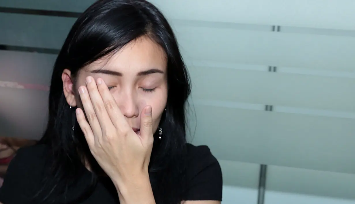 "Jangan sampai lah. Naudzubillahi min dzalik Jangan lah begitu. Namanya umur memang kita nggak pernah tahu. Cuma bisa Tuhan yang nentuin kita manusia,” ucap Ayu Ting Ting. (Deki Prayoga/Bintang.com)