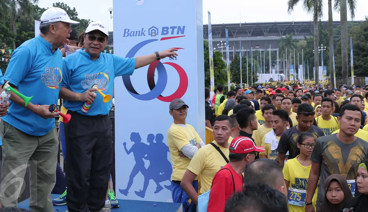 Direktur Utama Bank BTN Maryono (topi berkacamata hitam) usai melepas ribuan peserta home run in harmony di Senayan, Jakarta, Minggu (21/2). (Liputan6.com/Angga Yuniar)