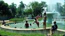 Sejumlah anak mandi bermain di bundaran air mancur Jalan Teuku Umar, Jakarta Pusat, Sabtu (23/9). Cuaca panas ibu kota memaksa anak-anak menceburkan diri di kolam untuk menyejukkan badan. (Liputan6.com/Helmi Afandi)