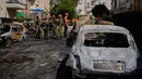 Iran mengklaim ini merupakan balasan terhadap Amerika Serikat dan Israel yang melancarkan serangan udara bersama ke Teheran pada 28 Februari 2026. Tampak dalam foto, pasukan keamanan Israel dan tim penyelamat memeriksa lokasi yang terkena serangan rudal Iran di Petah Tikva, Israel, Selasa 31 Maret 2026. (AP Photo/Ohad Zwigenberg)