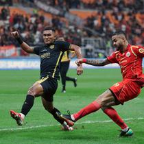 Pemain Persija Jakarta, Maxwell Souza (kanan) berusaha melesatkan bola ke gawang dibayangi pemain Borneo FC, Rivaldo Pakpahan dalam laga lanjutan BRI Super League 2025/2026 di Jakarta International Stadium (JIS), Jakarta Utara, Selasa (03/03/2026). (Bola.com/M Iqbal Ichsan)