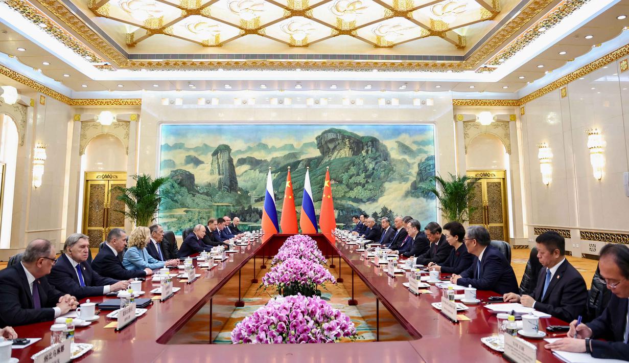 Presiden Rusia Vladimir Putin dan Presiden China Xi Jinping menghadiri pertemuan bilateral di Balai Besar Rakyat, di Beijing, China, pada Rabu 20 Mei 2026. (Alexander Kazakov, Sputnik, Kremlin Pool Photo via AP)