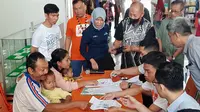Penyerahan bantuan pangan pengentasan stunting kepada keluarga rawan stunting di Kantor Pos Solo, Rabu (19/4).(Liputan6.com/Fajar Abrori)