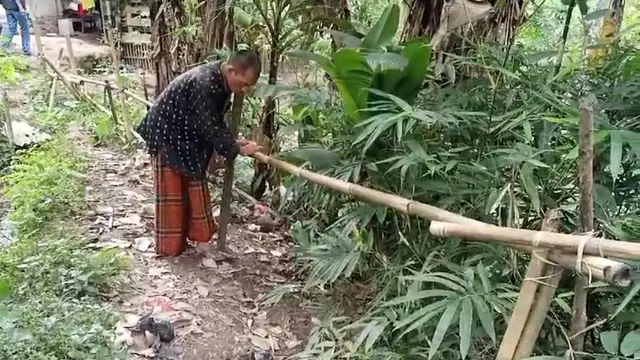 Untuk berjalan harus mencari pegangan. (Jumat, 12/01/2024). (Yandhi Deslatama/Liputan6.com).
