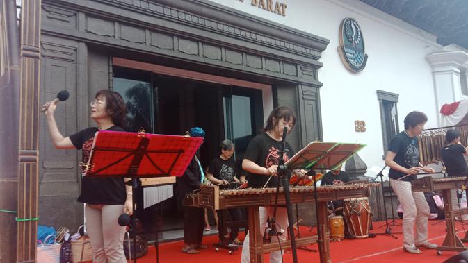 Penampilan pemain angklung Hiroshima asal Jepang. (Huyogo Simbolon)