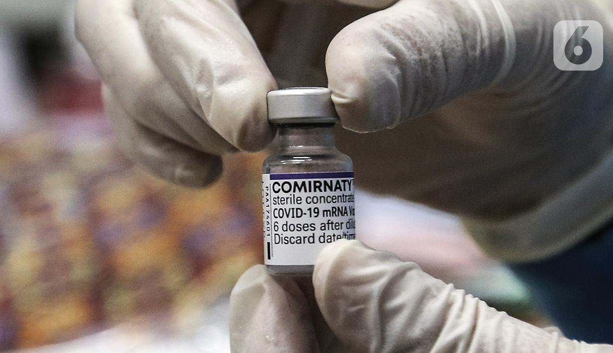 Tenaga kesehatan menunjukkan botol vaksin COVID-19 saat pelaksanaan vaksinasi booster COVID-19 di Puskesmas Cilandak, Jakarta, Rabu (12/1/2022). Pemerintah memulai program vaksinasi booster COVID-19 gratis untuk masyarakat umum berusia 18 tahun ke atas. (Liputan6.com/Johan Tallo)