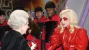 Ini adalah Lady Gaga di tahun 2009 saat ia bertemu dengan Ratu Elizabeth. Lady Gaga mengenakan gaun lateks merah rancangan Atsuko Kudo. Foto: Website.