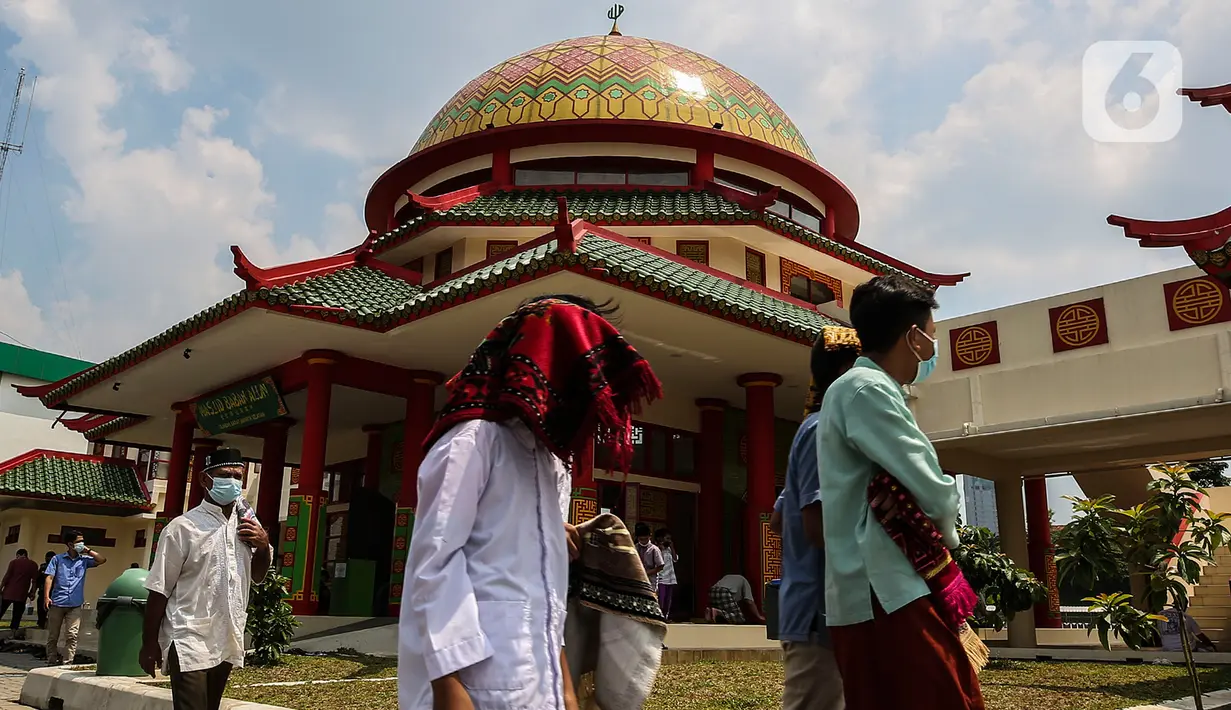 Umat Muslim meninggalkan Masjid Babah Alun Desari usai sholat Jumat di Cilandak, Jakarta Selatan, Jumat (23/4/2021). Masjid yang dibangun oleh Muhammad Jusuf Hamka ini dibangun dengan arsitektur bergaya Oriental terlihat dari ukiran dan ornamen yang bergaya mandarin. (Liputan6.com/JohanTallo)