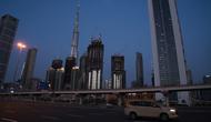 Sebuah taksi melintasi Jalan Sheikh Zayed 12 dekat Burj Khalifa, Dubai, Uni Emirat Arab, Minggu (5/4/2020). Pemerintah Dubai memberlakukan lockdown mulai 5 April 2020. (AP Photo/Jon Gambrell)