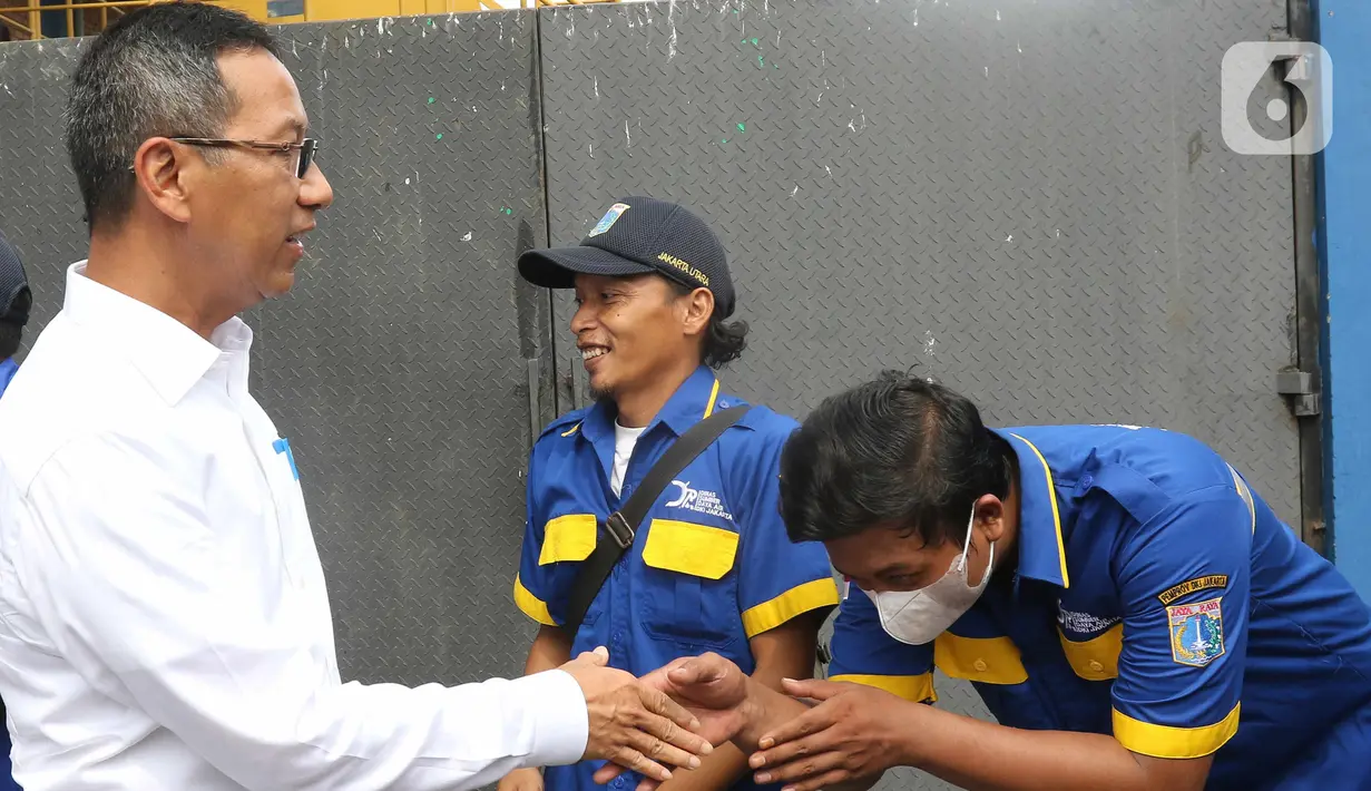 Pejabat (Pj) Gubernur DKI Jakarta Heru Budi Hartono (kiri) bersalaman dengan petugas saat meninjau Rumah Pompa Waduk Pluit di kawasan Penjaringan, Jakarta Utara, Rabu (19/10/2022). Tinjauan ini bertujuan untuk melihat kondisi rumah pompa dalam mengantisipasi untuk menghadapi musim penghujan tahun ini. (Liputan6.com/Herman Zakharia)