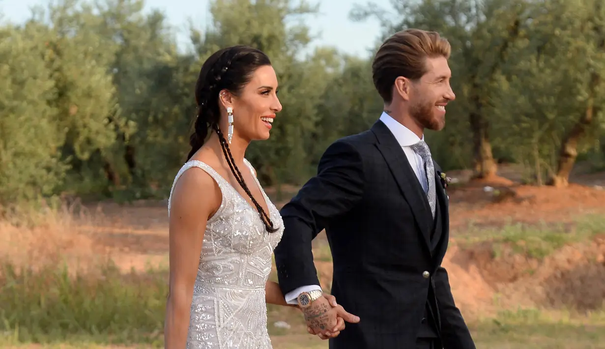 Meski sudah dekat dan memiliki anak di awal hubungan, namun benteng kokoh Real Madrid itu baru menikahi Pilar Rubio pada 15 Juni 2019. (AFP/Cristina Quicler)