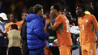 Penyerang Prancis Desire Doue berbicara dengan bek Pantai Gading Guela Doue setelah pertandingan persahabatan antara Prancis dan Pantai Gading menjelang Piala Dunia FIFA 2026 di Stade de la Beaujoire di Nantes, Prancis barat, pada 4 Juni 2026. (FRANCK FIFE / AFP)