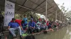 Peserta mengikuti turnamen Jurnalis Mancing Indonesia di Kolam Pemancingan Deluna, Depok, Sabtu (6/4). Turnamen yang diikuti 120 peserta se-Jabodetabek dan Bandung memperebutkan piala Menteri Desa PDTT dan total uang tunai Rp 32 juta. (Liputan6.com/HO/Eko)