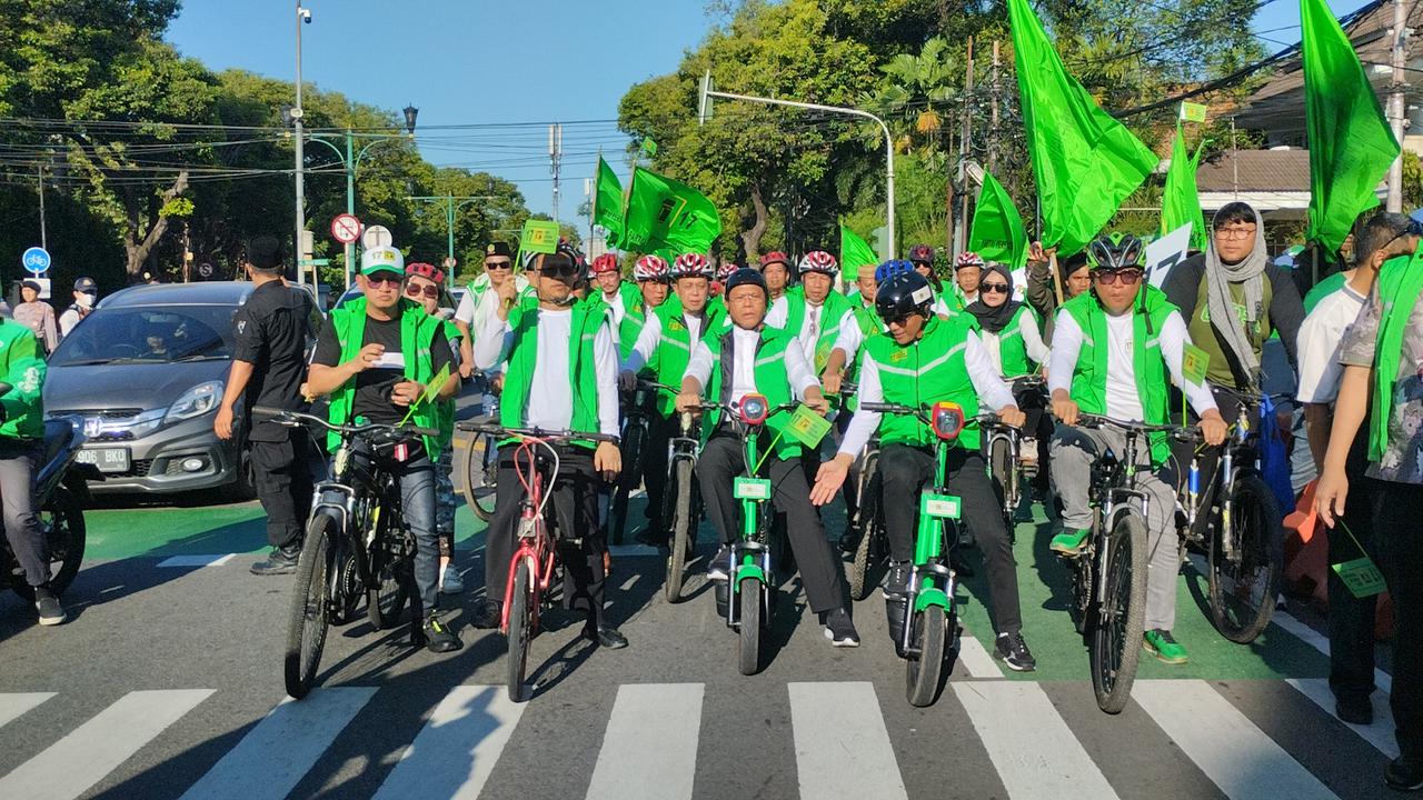 Plt Ketua Umum (Ketum) Partai Persatuan Pembangunan (PPP) beserta rombongan tiba di Komisi Pemilihan Umum (KPU) RI. Mereka tiba pukul 16.02 WIB, Jumat (12/5/2023).