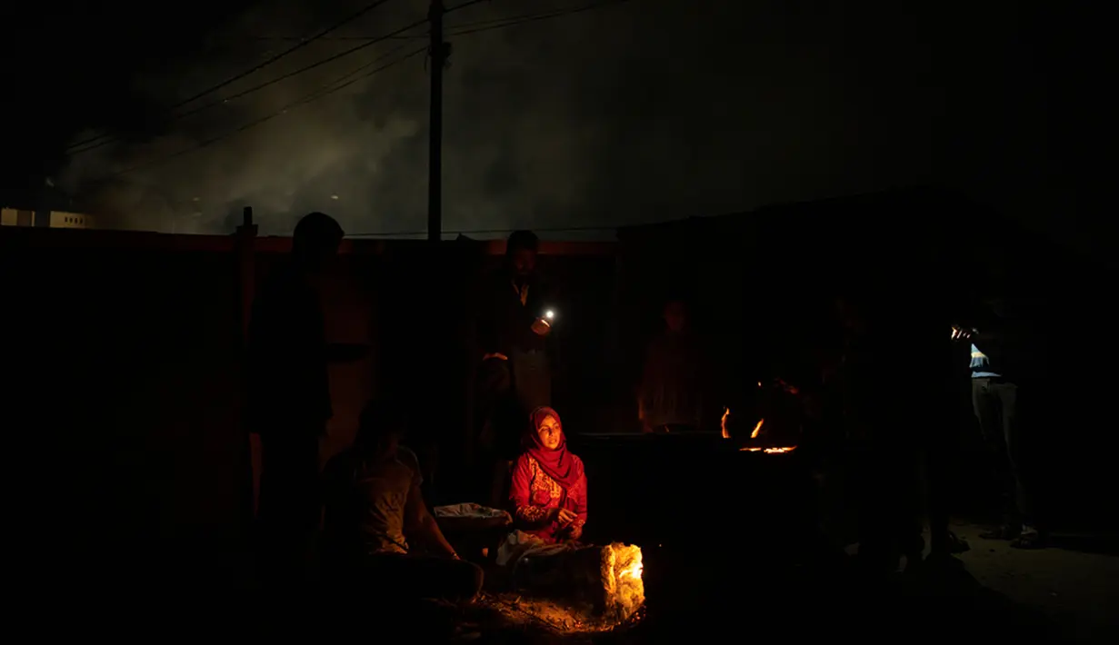Menjelang akhir tahun banyak warga Palestina di Gaza berdoa untuk gencatan senjata. Meski mereka tak terlalu optimis 2024 akan lebih baik. (AP Photo/Fatima Shbair)