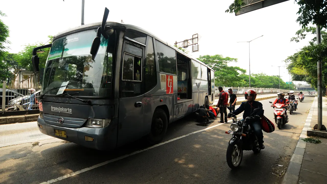 Bis Transjakarta Hajar Separator Jalan