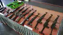 Berbagai jenis senjata bekas konflik diperlihatkan di Banda Aceh, Aceh, Rabu (15/5/2019). Senjata laras panjang yang diserahkan terdiri enam pucuk AK berbagai jenis, dua pucuk senjata M-16, dan satu pucuk jenis SS1. (CHAIDEER MAHYUDDIN/AFP)