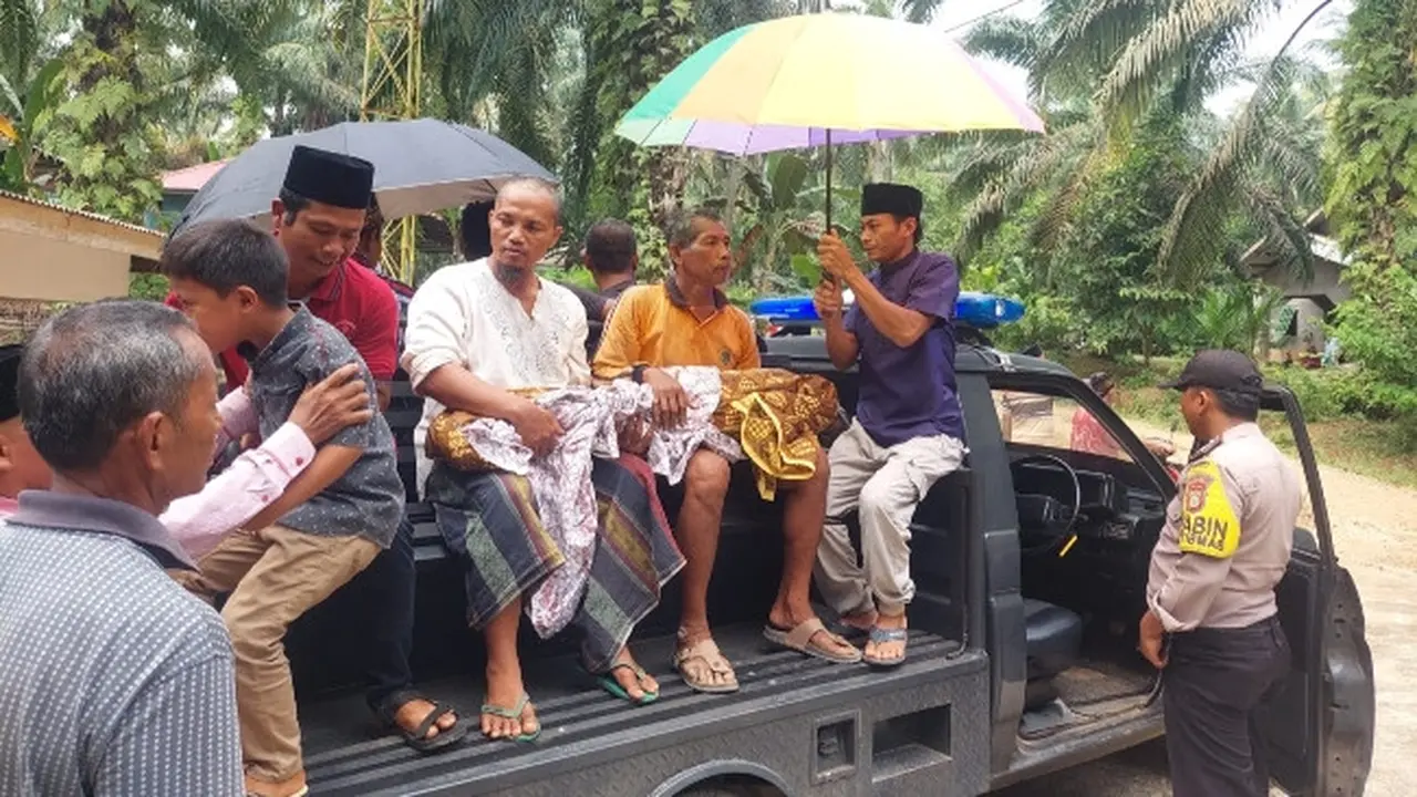 Evakuasi jenazah dua bocah tenggelam di Kabupaten Rokan Hulu oleh keluarga dan pihak kepolisian.