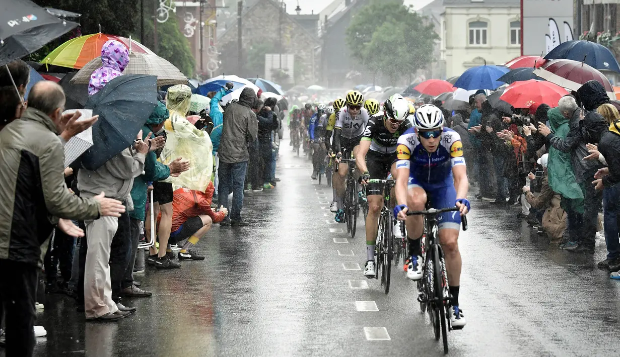 Para pebalap memacu sepedanya saat stage kedua balapan Tour de France di Leige, Belgia, Minggu (2/7/2017). Stage kedua menempuh kota Dusseldorf, Jerman hingga Leige, Belgia yang berjarak 203,5 kilometer. (AFP/Philippe Lopez) 