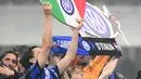 Bek Inter Milan #36 Matteo Darmian (Kiri) dan gelandang Inter Milan #23 Nicolo Barella merayakan perebutan gelar juara Scudetto 2024 pada 22 April 2024 usai mengalahkan AC Milan di Stadion San Siro, Selasa (23/4/2024) dini hari WIB. (GABRIEL BOUYS / AFP)