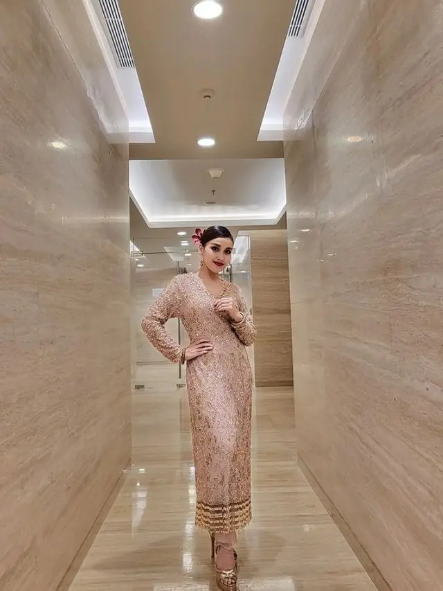 8 Pesona Cantik Ayu Ting Ting Pakai Baju Kurung Melayu, Banjir Pujian Warganet