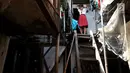 Seorang siswi SD bersiap berangkat sekolah di kawasan Kapuk, Jakarta, Senin (26/3). Gubernur DKI Jakarta Anies Baswedan mengatakan kebanyakan penduduk Jakarta mengontrak atau menyewa. (Liputan6.com/JohanTallo)